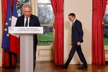 François Bayrou annonce des mesures sur l'immigration lors d'une conférence de presse