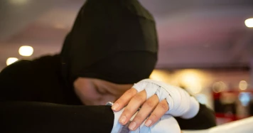 Boxe et Liberté : Des Femmes Unies Contre l'Interdiction du Voile en Compétition