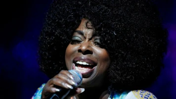 Hommage à Angie Stone : La légende du R&B et de la soul nous quitte tragiquement