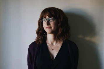 Freida Mc Fadden : De Médecin à Auteur à Succès avec 'La Femme de Ménage'