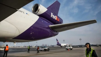 Incident d'Avion Cargo FedEx à Newark : Atterrissage d'Urgence Après Collision avec un Oiseau