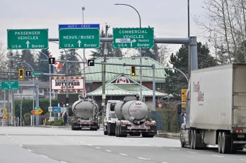 Trump impose des droits de douane de 25 % sur les importations du Mexique et du Canada