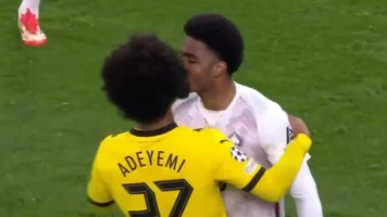 Ligue des Champions : Un Moment de Sportivité entre Alexsandro et Adeyemi lors du Huitième de Finale