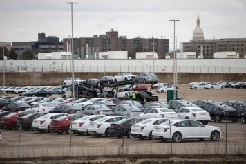 Trump critique le Canada sur les droits de douane tout en exemptant l'automobile