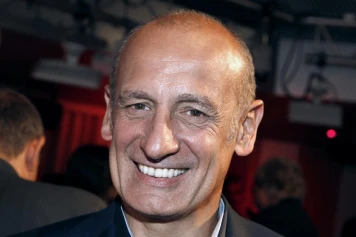 Jean-Michel Aphatie suspendu après des propos controversés sur Oradour-sur-Glane et la colonisation