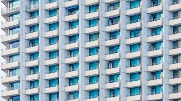 Femme arrêtée pour avoir enfermé son partenaire sur le balcon : un drame hivernal