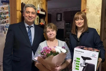 Cérémonie controversée : Russie unie offre des hachoirs à viande aux mères de soldats en Ukraine