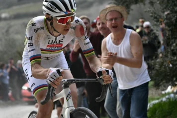 Tadej Pogacar remporte les Strade Bianche : un triomphe historique malgré la chute