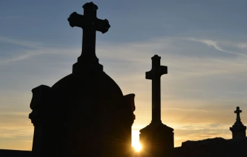 Tragédie au cimetière de Trangé : une femme décède juste avant l'inhumation de son mari