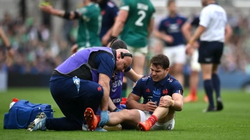 XV de France : Victoire Éclatante contre l'Irlande, mais Dupont Blessé