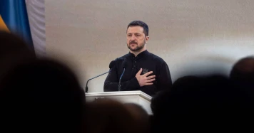 Zelensky s'excuse avec ironie pour son apparence décontractée lors d'une cérémonie à Kyiv