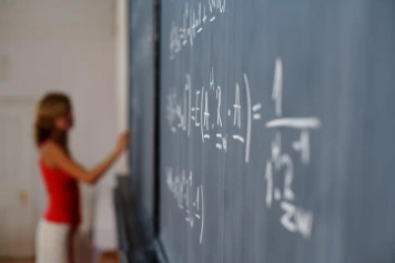 Les craintes d'une professeure contractuelle : Vers un avenir incertain dans l'éducation nationale