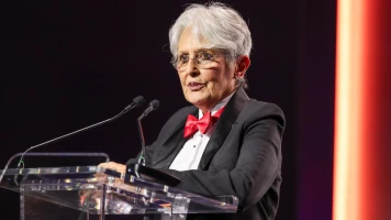 Joan Baez critique Tesla et Elon Musk sur le late-night show de John Mulaney