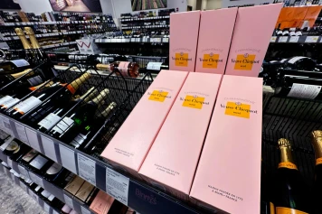 Trump menace l'UE avec une taxe de 200 % sur les alcools européens