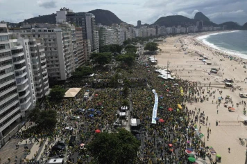 Manifestation à Copacabana : Appel à l'Amnistie pour les Partisans de Bolsonaro