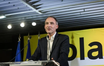 Raphaël Glucksmann appelle à la résistance démocrate lors du congrès de Place Publique à Paris