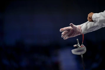 Disqualification de Sophie Turner au tournoi d'escrime : un débat sur les athlètes transgenres