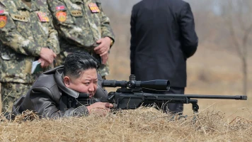 Kim Jong-Un teste un nouveau fusil de précision lors d'un entraînement militaire