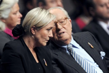 Entre Marine et Jean-Marie Le Pen, la même riposte aux décisions de justice, signe de la continuité à l’œuvre malgré les efforts de normalisation