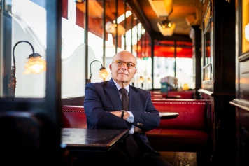 Bernard Cazeneuve : 'Un chien parmi les loups', une critique du populisme et un appel à l'humanisme républicain