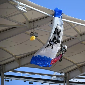 Incident Spectaculaire : Un Parachutiste Suspendu au Toit du Stade lors du 8e de Finale Toulouse vs Sale