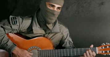 M. le Mista'arev : Le chanteur masqué israélien qui enflamme TikTok avec ses chansons de guerre