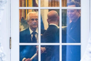Elon Musk vs Peter Navarro : Tensions sur Twitter et Politique Commerciale