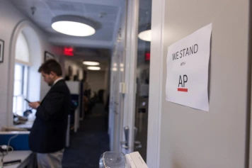 Rétablissement de l'accès de l'AP à la Maison Blanche : un juge fédéral défend la liberté de la presse