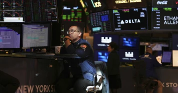 Donald Trump annonce une pause de 90 jours sur les surtaxes douanières : Impacts sur la finance et le commerce international