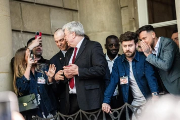 Rassemblement de soutien à LFI dégénère à l'Assemblée nationale : journalistes exfiltrés et tensions politiques