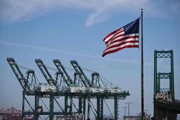 La Dégringolade des États-Unis : Entre Puissance Militaire et Crise Économique