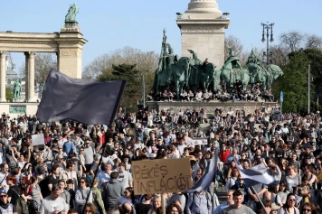 Manifestation LGBTQ+ à Budapest : des milliers de voix contre Viktor Orban