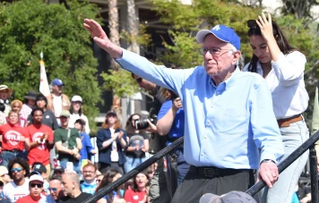 Bernie Sanders : Une Voix Indépendante contre l'Oligarchie à Los Angeles