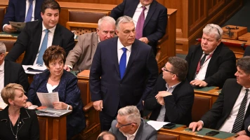 Hongrie : Orban durcit sa politique anti-LGBTQ et vise les binationaux dans une réforme constitutionnelle controversée