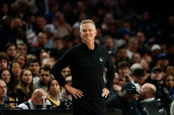 Steve Kerr défend Harvard contre Trump avec un t-shirt provocateur en NBA