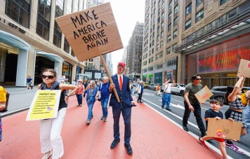 Manifestations anti-Trump : Des milliers d'Américains s'unissent contre les politiques du président
