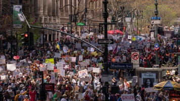Manifestations contre l'administration Trump : Des milliers de voix s'élèvent pour la démocratie