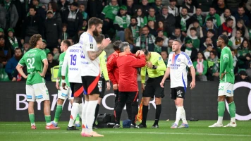 Incidents lors du Derby Saint-Étienne - Lyon : Un Arbitre Blessé et des Conséquences en Vue