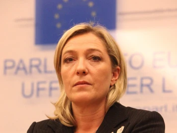Marine Le Pen : Controverse sur sa Destitution de Conseillère Départementale