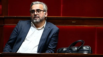 Alexis Corbière critique la mise en berne des drapeaux pour les obsèques du pape François