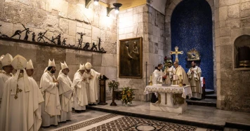 Réactions mitigées en Israël suite à la mort du pape François en 2025