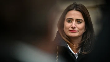 Controverse autour des drapeaux en berne pour le pape François : la laïcité en question