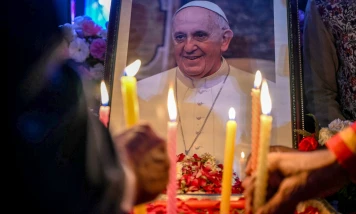 Controverse sur le deuil national : les drapeaux en berne pour le pape François