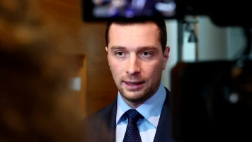 Jordan Bardella au Vatican : Hommage au Pape François et Réactions au RN