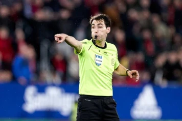 L'arbitre Ricardo de Burgos en Larmes : Émotions Avant la Finale de la Coupe du Roi
