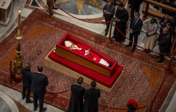 Hommage Touchant de Sœur Geneviève au Pape François à la Basilique Saint-Pierre
