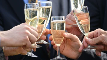 Consommation de vin blanc et champagne : une nouvelle étude suggère une protection contre l'arrêt cardiaque soudain