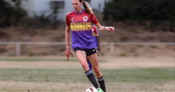 Interdiction des femmes transgenres dans le football féminin : enjeux et réactions
