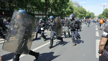 Tensions au 1er mai à Paris : Violences contre le Parti Socialiste