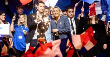Marine Le Pen appelle à la résistance lors du meeting de Narbonne